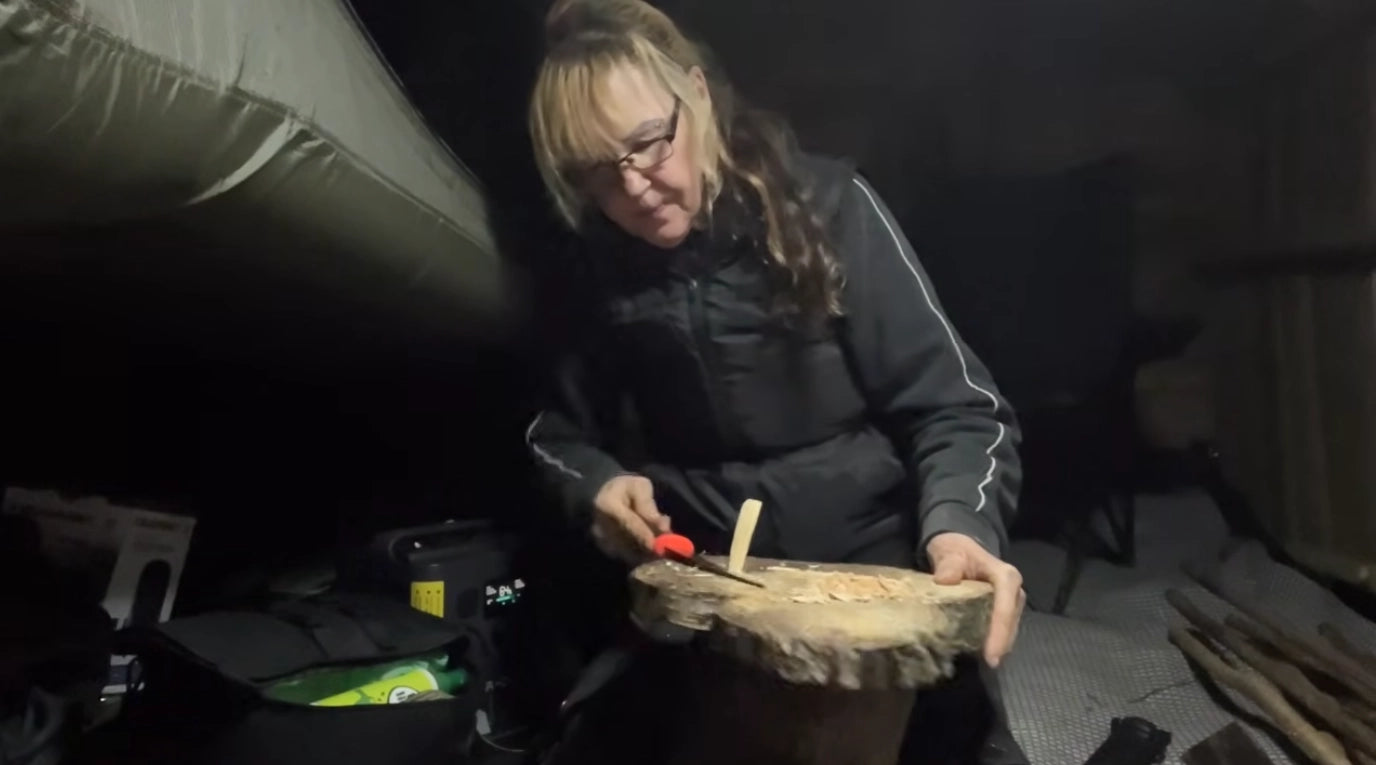 Sarah verbringt eine Nacht im Wald mit AFERIY