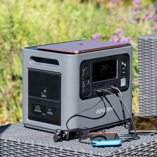 Die AFERIY P210 tragbare Powerstation mit 2400W und 2048Wh lädt Laptop, Spielkonsole und Kamera über USB- und andere Anschlüsse.