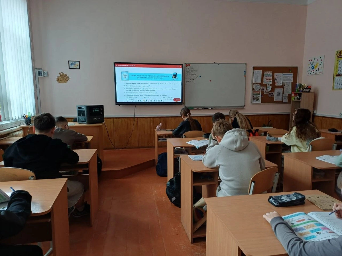 AFERIY Powerstation versorgt einen Beamer im Klassenzimmer