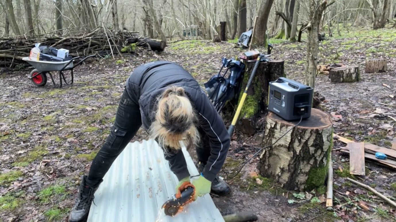 Sarah verwendet eine AFERIY Powerstation bei der Arbeit