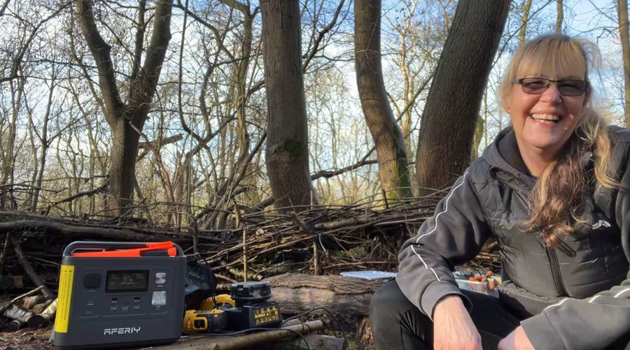 Sarah nutzt eine AFERIY Powerstation bei der Arbeit und im Wald
